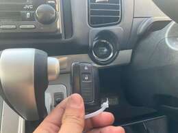 スマートキーのお車です☆ポケットに鍵を入れたままエンジン始動が出来るのでとても便利ですね☆ドアロックの開閉もボタン一つ♪あると嬉しい装備です☆