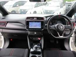 視界がよく、操作性にも優れた運転席まわり。