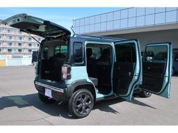 開口部が大きいので乗り降りや荷物の積みおろしがスムーズです。荷室ドアは跳ね上げ式なので雨の日も濡れにくい◎