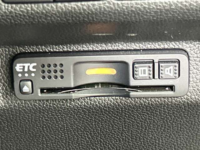 【ETC】有料道路を利用する際に料金所で停止することなく通過できる、ETC車載器（ノンストップ自動料金収受システム機器）が装備されています。セットアップを行うことで利用可能になります。
