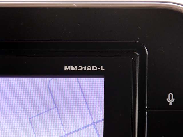 9インチ大画面の日産純正ナビゲーションMM319D-Lが付いています。