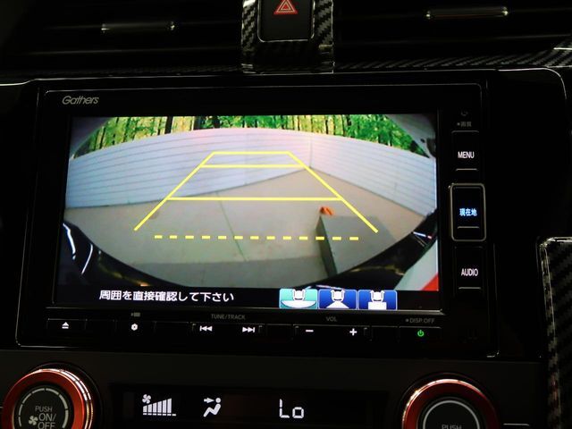 【バックカメラ】駐車時に後方がリアルタイム映像で確認できます。大型商業施設や立体駐車場での駐車時や、夜間のバック時に大活躍！運転スキルに関わらず、今や必須となった装備のひとつです！