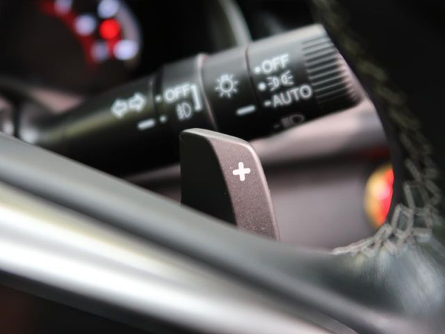 【パドルシフト】ハンドルから手を離さずに素早くシフトアップ＆ダウンができるので、エンジンブレーキを使う下り坂や高速道路の合流で加速したい場面で役立ちます。