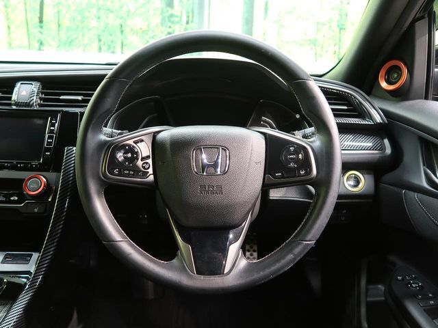 【純正革巻きステアリング】上質な革を使用することで、手にしっかり馴染みとても運転しやすいハンドルです♪