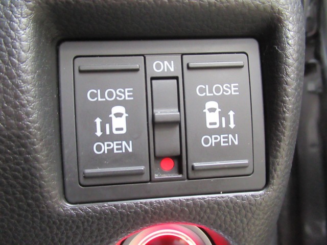 ■両側電動スライドドア■運転席脇のスイッチを押すだけで、両側それぞれのドアを開閉することが出来ます！お子様の送迎時などに便利ですね♪