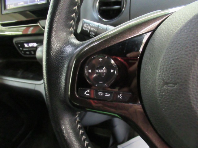 ■ステアリングリモコン付き！ハンドルから手を離さずにオーディオ操作ができるので、運転中も視線を外さず安心です♪