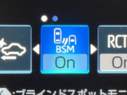 【ブラインドスポットモニター】走行中、ドアミラーの死角になりやすい箇所に後続車が接近するとサイドミラーのレンズに警告を表示！ドライバーに注意喚起をしてくれます。