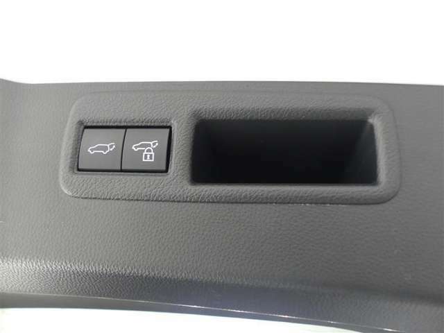 『パワーバックドア』トランクは運転席のスイッチやリモコンキーで電動開閉が可能です。両手が荷物で塞がっている時などに便利です。