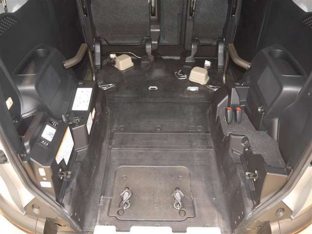 左側セカンドシートを跳ね上げ、車いすに乗ったまま乗車できます