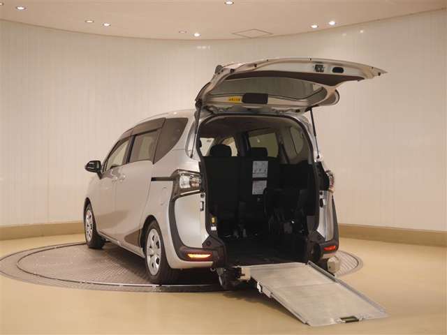 車いすに乗ったまま乗り降りできるスロープを装備した福祉車両！