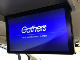 【後席用プルダウンモニター】後ろに乗車している人を飽きさせません♪　テレビやDVDビデオを見ながら楽しいドライブを♪使わない時は格納できますので、ジャマになる事もありません♪