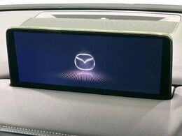 【メーカー純正ナビ】インテリアに溶け込むスタイリッシュな「専用設計」メーカーナビを装備♪視認性や操作性など基本性能にも優れ、より上質なカーライフをお楽しみいただけます。