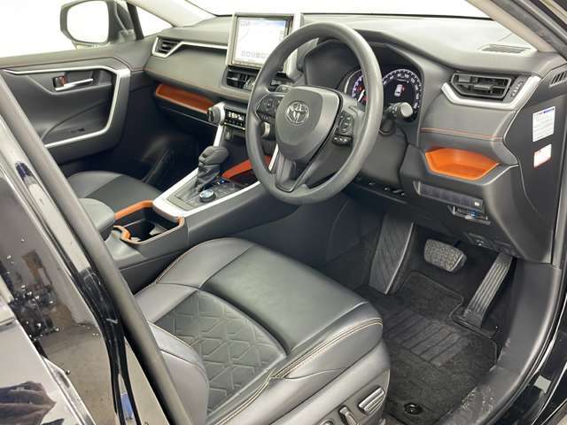 【運転席】座り心地が良いシートなので長時間の運転でも快適にお過ごしいただけます。新品のフロアマットのご注文も可能です。掲載箇所以外にご希望の写真がございましたらお気軽にお問い合わせ下さい。