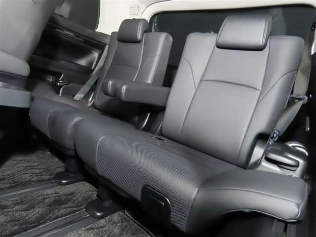 便利な5：5分割可倒式シートです。収納と乗車人数のバランスに優れています♪荷物の大きさに応じたラゲージスペースをフレキシブルに作り出せるので、シーンに応じた使い方ができます♪