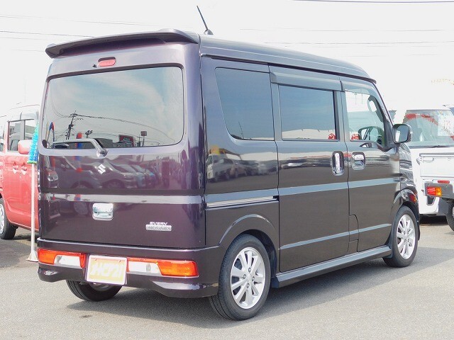 弊社は自動車（新車・中古車)の販売だけではなく、自社整備工場1カ所、鈑金工場2カ所を所有しております。