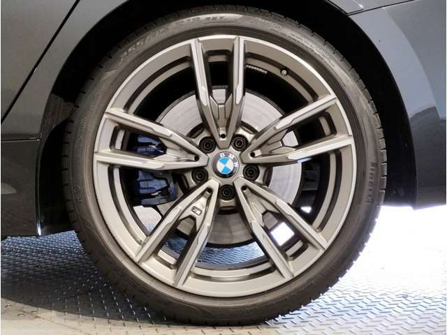 BMWの純正アロイホイールは軽量かつ強度にも優れているホイールで走行性能を引き上げる設計になっております。足元にもBMWは妥協がなくこだわっている個所になります。