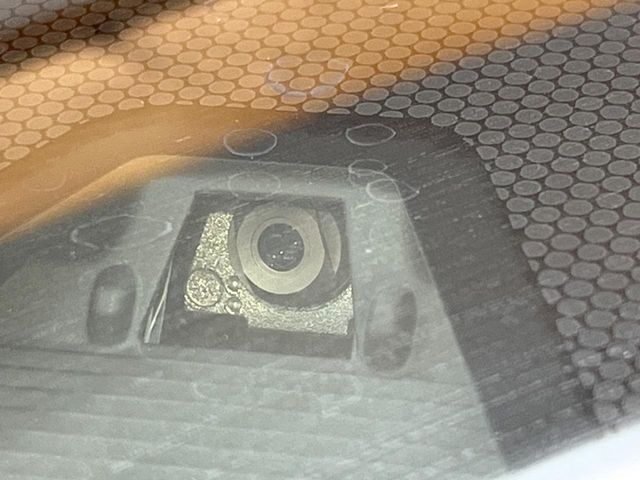 【ホンダセンシング】走行中に前方の車両等を認識し、衝突しそうな時は警報とブレーキで衝突回避と被害軽減をアシスト。より安全にドライブをお楽しみいただけます。