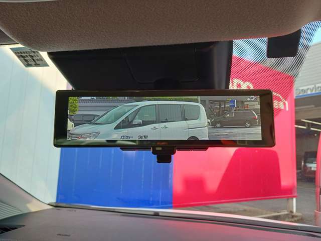 後方をカメラで映し出すインテリジェントルームミラー！ルームミラーの下のスイッチで鏡からカメラに切り替わるので、後方確認の時に後席の人が映りこまないから、走行中に車の後ろがよく見えて快適。