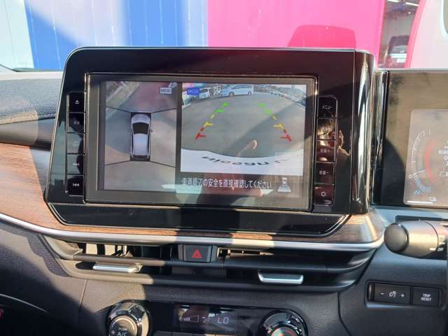 アラウンドビューモニターが装備されてるから、駐車場での車庫入れや、狭い道での走行もカメラで確認が出来るので安心。