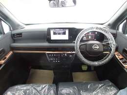 運転席も広々としており、足元には収納スペースもついています☆