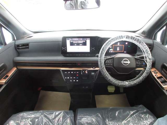 運転席も広々としており、足元には収納スペースもついています☆