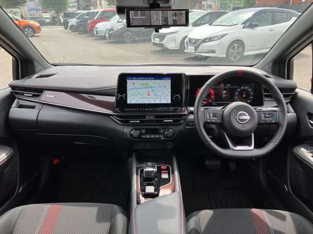 すっきりした運転席周りにはナビやエアコンの操作パネルを設置しておりますので、お一人での運転でもご安心できます。