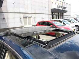 サンルーフを装備☆車内の換気にとても便利で採光性にも優れていますしなにより開放感と高級感がありますね☆後付けできない装備ですのでぜひ装着車をお勧めいたします☆