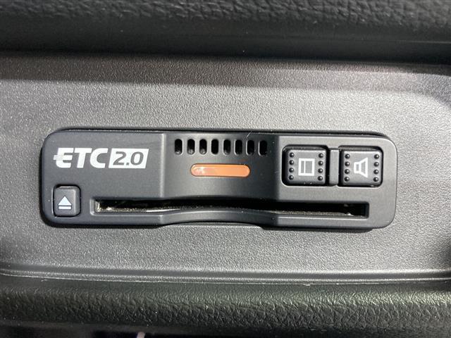 【ETC】有料道路を利用する際に料金所で停止することなく通過できる、ETC車載器（ノンストップ自動料金収受システム機器）が装備されています。セットアップを行うことで利用可能になります。