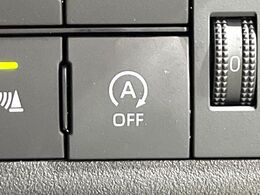 【アイドリングストップ】赤信号や渋滞で停車した際にエンジンを停止し、無駄な燃料の消費を抑えます。燃費向上や環境保護につなげる機能♪エンジンはブレーキを離せば再始動します。