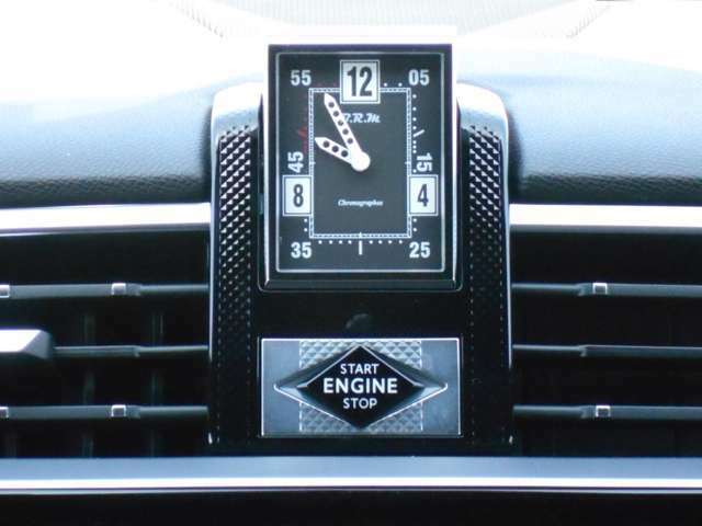 ダッシュボードに回転して現れるのは、フランスB.R.M社アナログ時計。自動時刻修正機能付き。