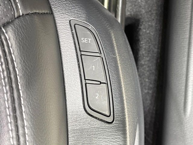 【メモリー機能付きパワーシート】ドライバーごとに設定したシート位置を記憶して、ボタン一つで切り替えできる便利な機能！運転する方が複数名いらっしゃるご家庭におすすめです♪