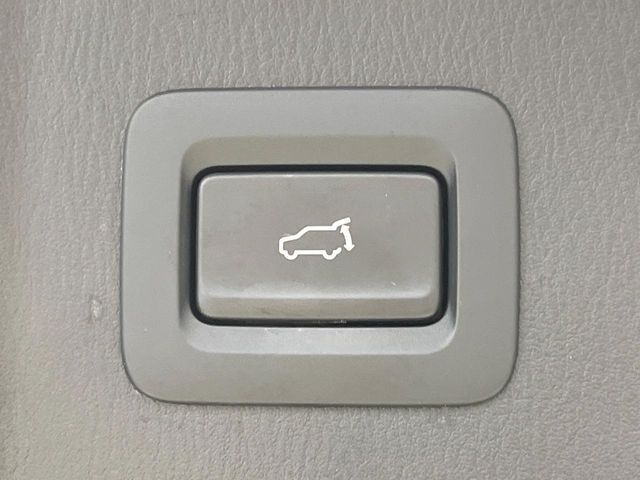 【パワーバックドア】スマートキーや運転席のボタンを押すだけでリアゲートが自動で開閉します！荷物を持っている時や、高い位置にあるバックドアを閉める際に便利な機能です♪