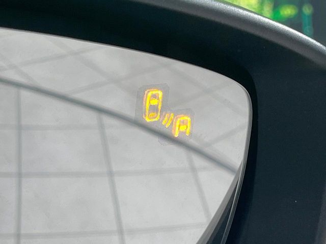【ブラインドスポットモニタリング】走行中、ドアミラーの死角になりやすい箇所に後続車が接近するとサイドミラー付近に警告を表示、ドライバーに注意喚起をしてくれます。