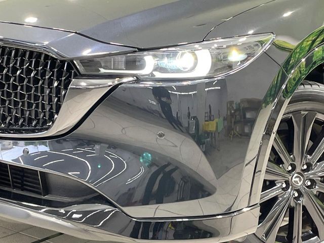 【LEDヘッドライト】悪天候や夜間走行時も良好な視界を確保し安心して運転できる高輝度LEDヘッドライトを装備！点灯速度が早く、消費電力も抑えられています。