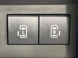 【両側パワースライドドア】スマートキーや運転席のスイッチで後席両側スライドドアの開閉が可能♪電動だから力を入れてドアを開ける必要が無く、小さなお子様でも簡単に開け閉めでき快適です♪