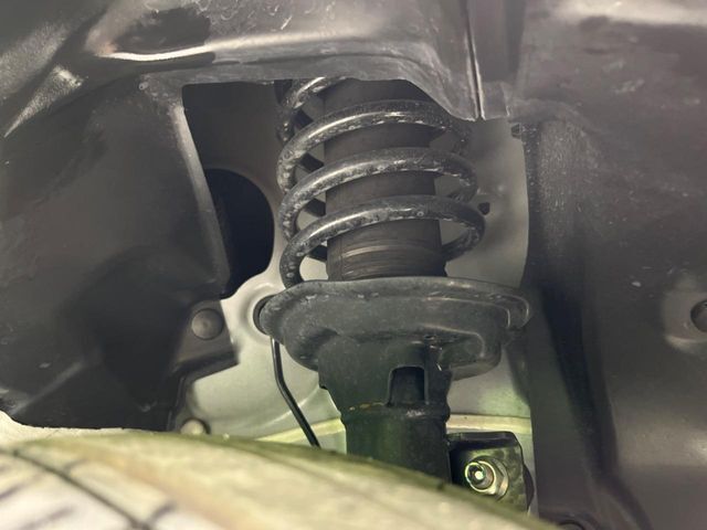 お車を安心してお乗りいただく為には、足回りの定期点検が欠かせません。サービスサポート（有償保証）では無料点検もご提供しており、安心のカーライフをお過ごしいただけるサポート体制が整っています。