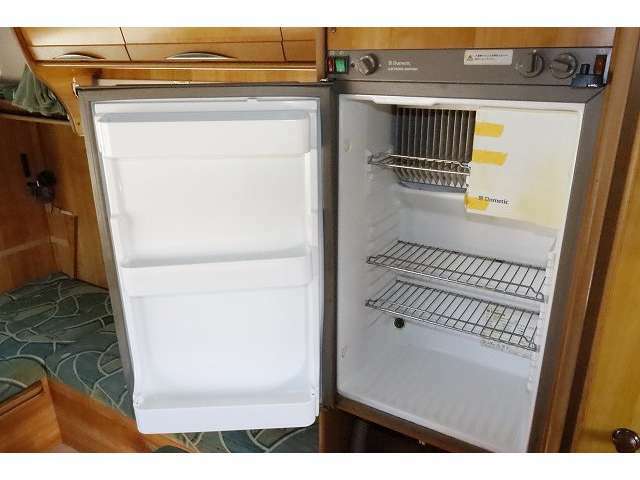 冷蔵庫は3WAYとなります。　ガス、12V、100Vと3パターンでの使用が可能です♪
