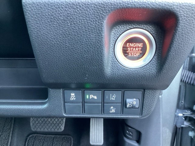 駐車や出庫時に障害物が接近するとお知らせしてくれるパーキングセンサーシステム。運転が不安な方でも安心できる機能です！