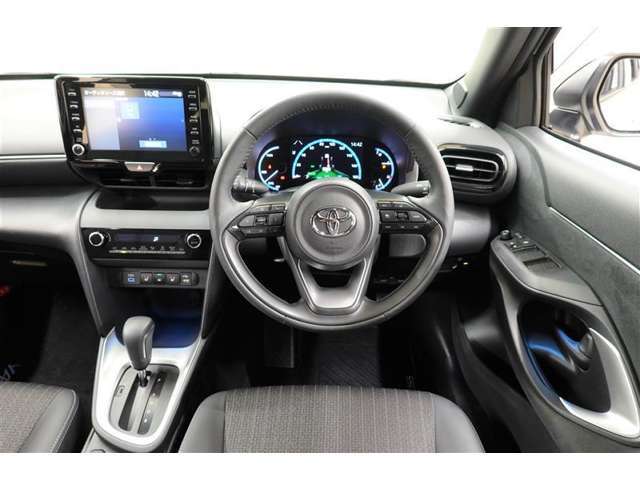 カラーヘッドアップディスプレイ付き。少ない視線移動で情報を確認できるので、運転の疲労軽減に繋がりますよ♪