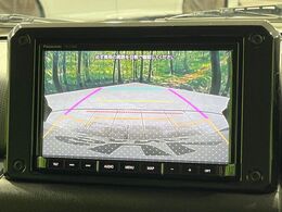 【バックカメラ】駐車時に後方がリアルタイム映像で確認できます。大型商業施設や立体駐車場での駐車時や、夜間のバック時に大活躍！運転スキルに関わらず、今や必須となった装備のひとつです！