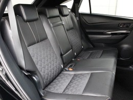 ファブリック+合成皮革のシートが採用されています。前後席間の間隔延長と前席シートバック形状の工夫で、ゆったりとくつろげる後席空間を確保しています。