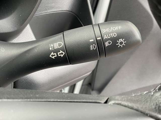 トンネル進入時や暗くなれば自動点灯するオートライトです。