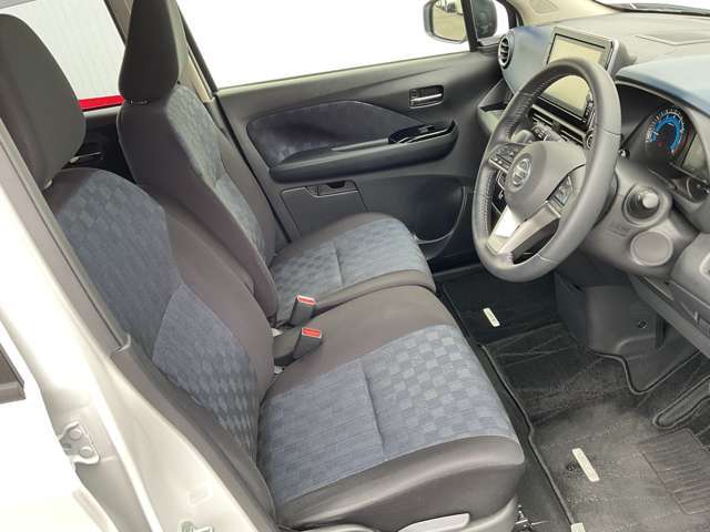 運転席まわりです。実際に座ってみて、乗り心地を体験してみてください,視界も良好です