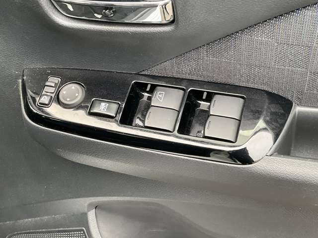 パワーウインドウ（運転席：ワンタッチ、キーオフ後作動、挟み込み防止機構付）です。