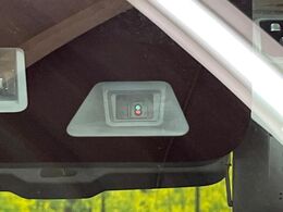 【エマージェンシーブレーキ】走行中に前方の車両等を認識し、衝突しそうな時は警報とブレーキで衝突回避と被害軽減をアシスト。より安全にドライブをお楽しみいただけます。