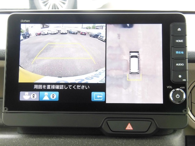 マルチビューカメラ搭載。車両前後左右に装備した4個のカメラで上空から見下ろしたように路面を映し出す「グラウンドビュー」などの高精細な映像をボタン操作で状況に応じナビ画面に表示します。