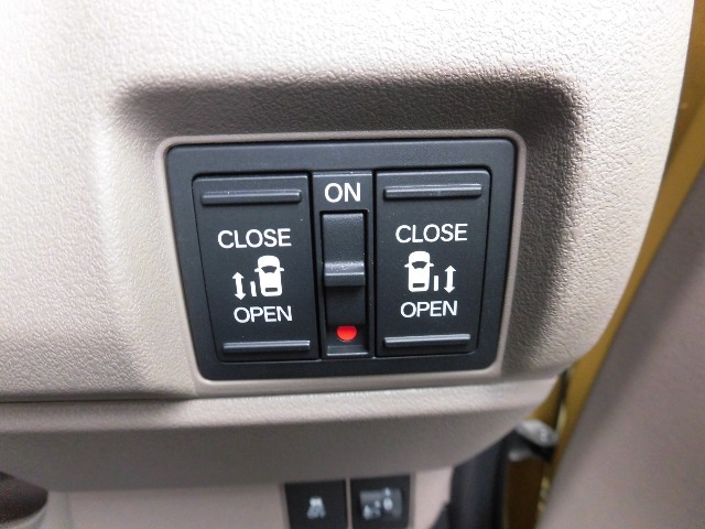 狭い駐車場や壁際でもドアをぶつける心配が少なく開けられる両側スライドドアです。両側共に電動で、開閉操作も楽々です！