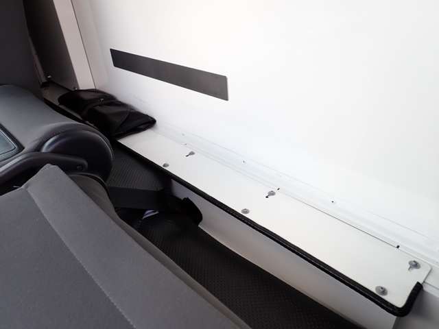 運転席と助手席の背後に、少量ですが荷物スペースがあります。車載工具が装備されています。