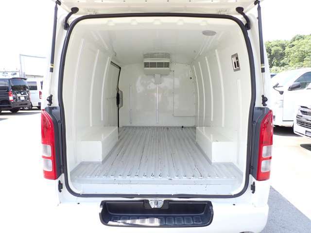 2018年7月登録/型式：CBF-TRH200V/8ナンバー/冷蔵冷凍車/1年車検/2000cc/ガソリン車/2WD/4ドア/標準フロア/3人乗り