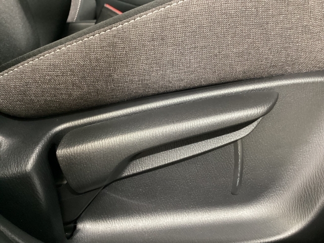 運転席にはドライバーの体型や好みに応じて前後方向だけでなく、高さの調整ができるシートリフターを装備！